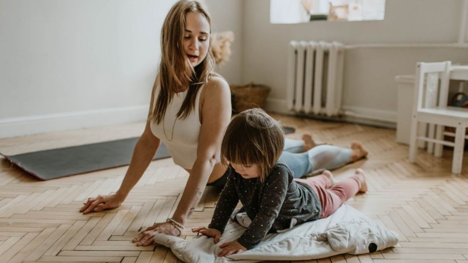 Checa estas opciones para que hagas con tus hijos yoga