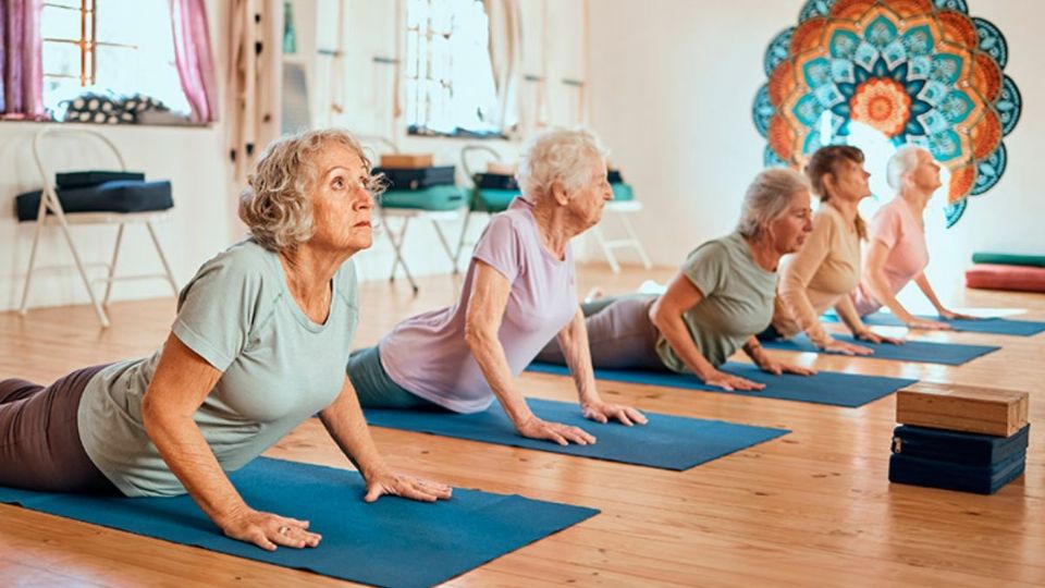 ¿Qué posturas de yoga son fáciles para adultos mayores?
