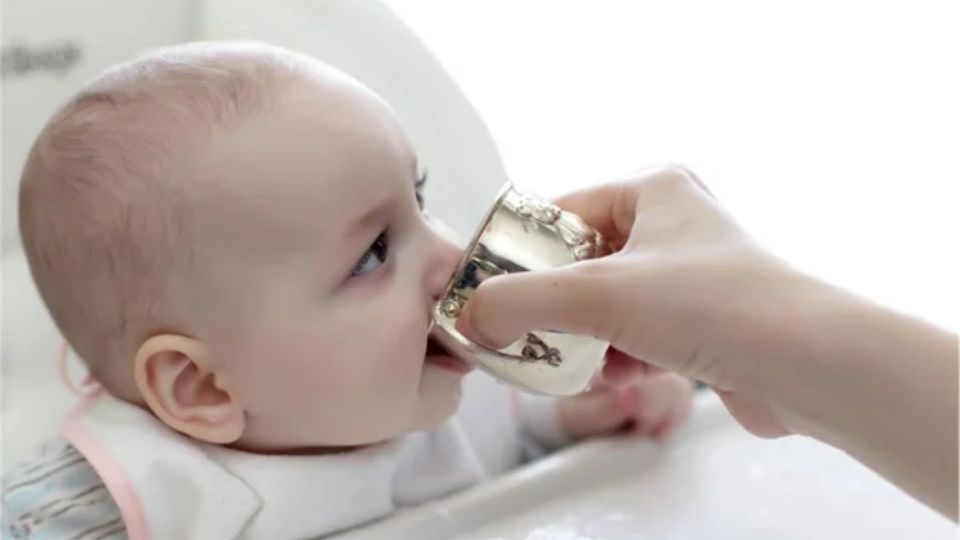 ¿Mi bebé de seis meses puede empezar a tomar agua?