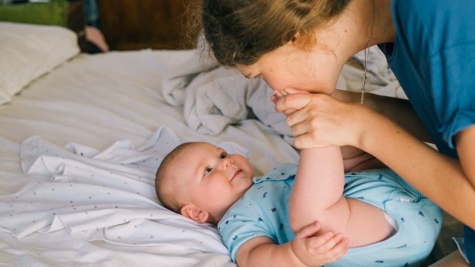 Pon mucha atención en estos detalles para saber si tu bebé tiene fiebre