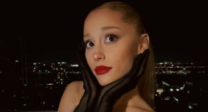 Ariana Grande inaugura la temporada navideña con un labial rojo que le da elegancia