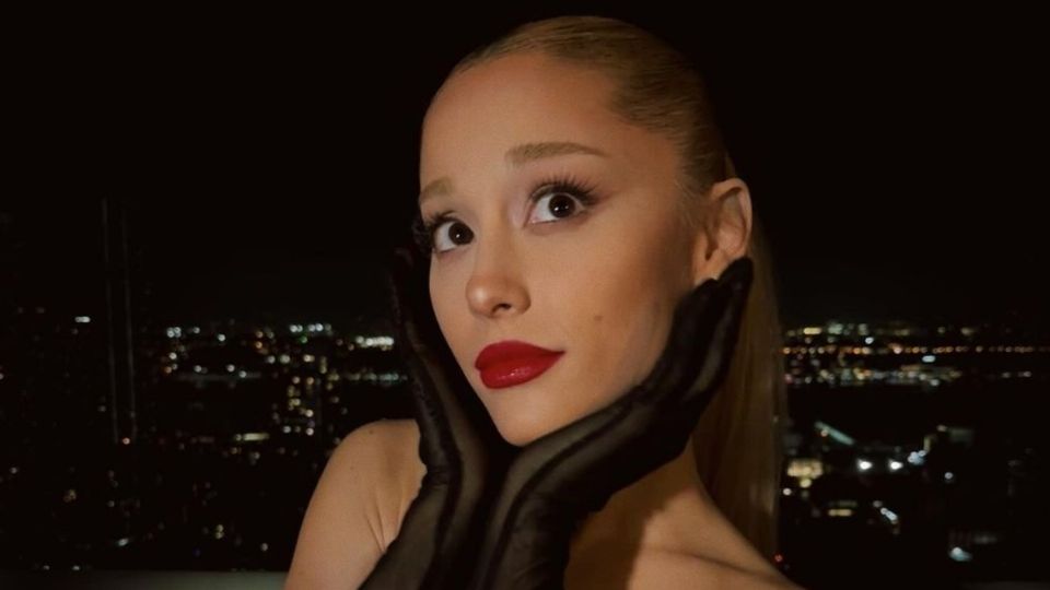 Con elegancia, Ariana Grande dio por iniciada la época de labiales rojos de Navidad