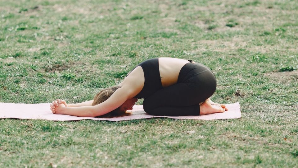 Los ejercicios de yoga pueden ayudarte a quitar el dolor de estómago.