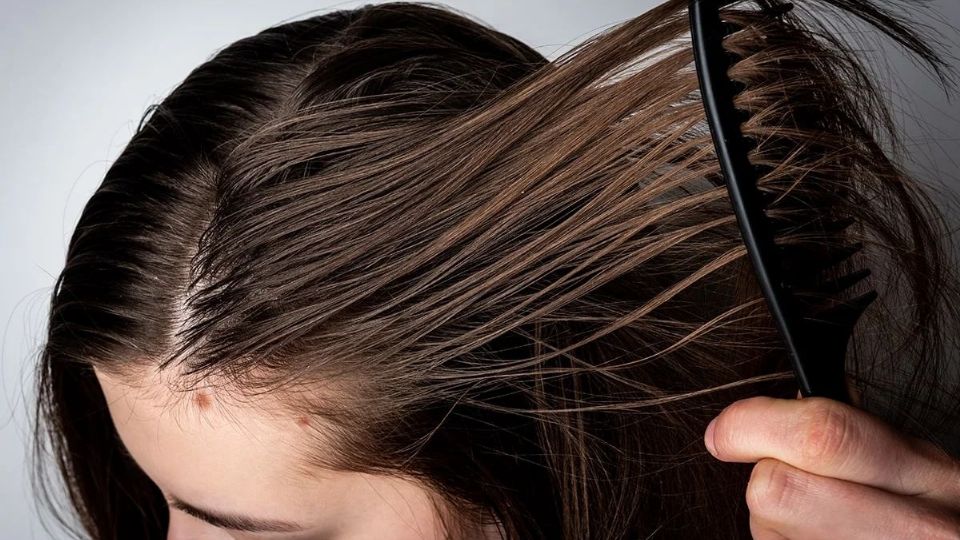 ¿Qué remedio es bueno para el cabello graso y puntas abiertas?