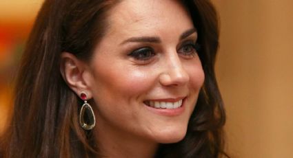Así puedes combinar un abrigo azul entallado según Kate Middleton