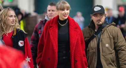 Taylor Swift lleva el abrigo rojo con botas largas negras para lucir sofisticada en invierno