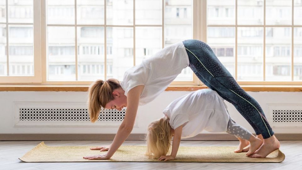 ¿Cuáles posturas de yoga fáciles se pueden hacer entre padres e hijos?