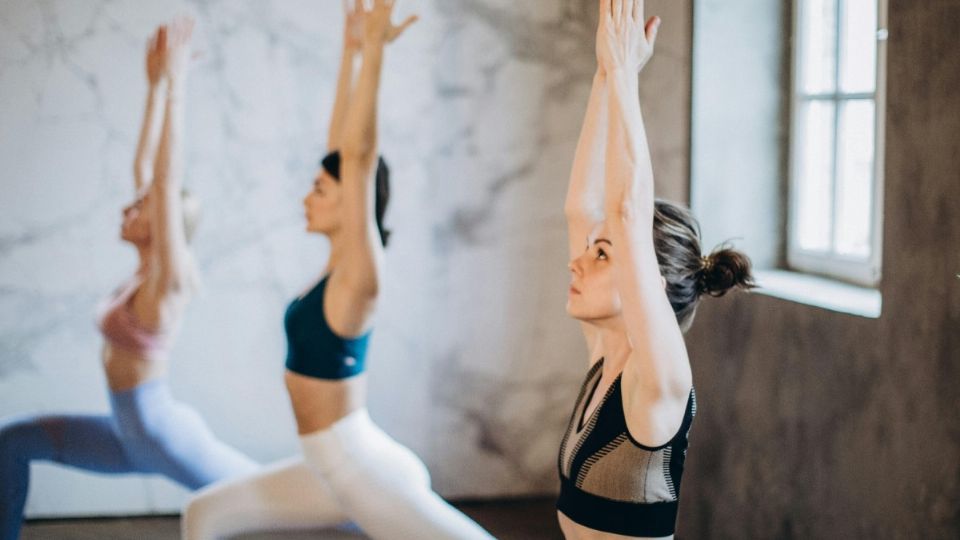 El yoga es una de las disciplinas que ayuda con el dolor de espalda