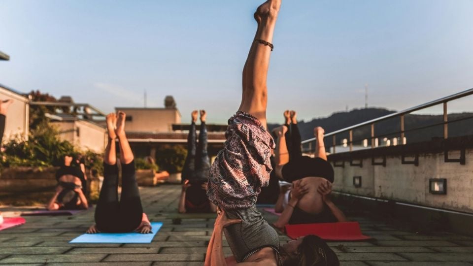 Así es como el yoga ayuda al cuerpo físicamente