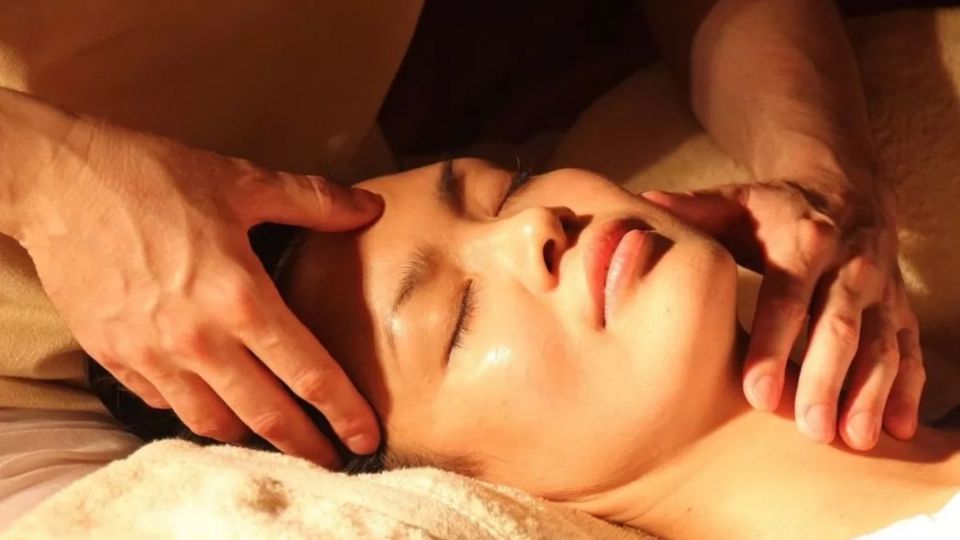 ¿Cuál masaje japonés puedo hacer para eliminar ojeras y bolsas en mi casa?
