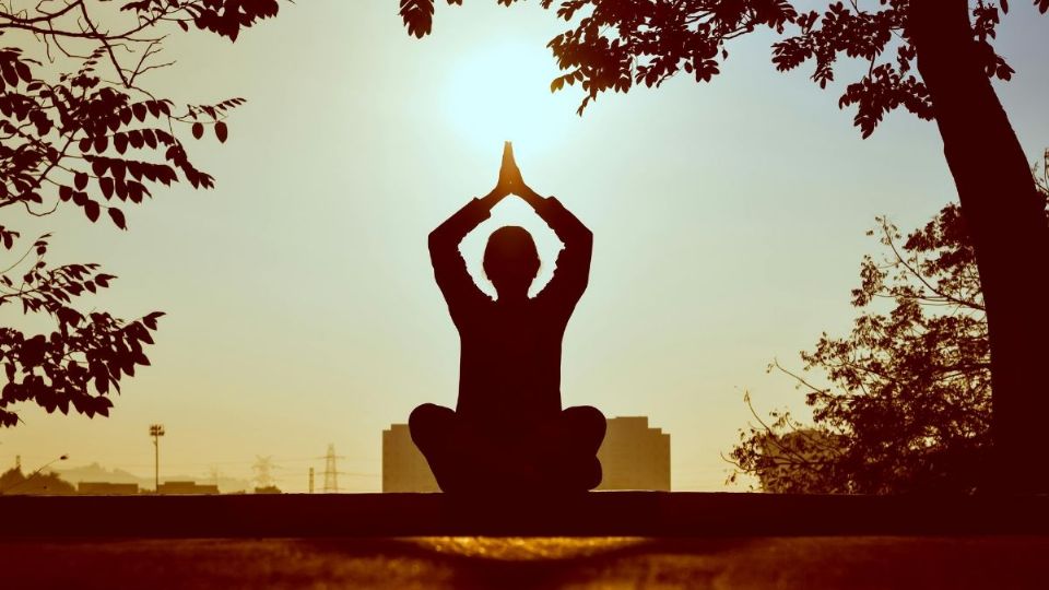 Con estas posturas de yoga solucionarás tus problemas digestivos